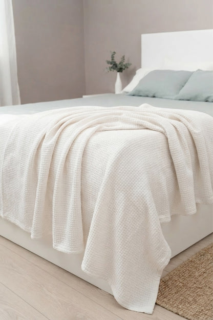 Linen waffle blanket in White