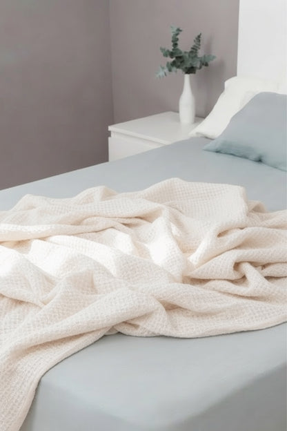 Linen waffle blanket in White